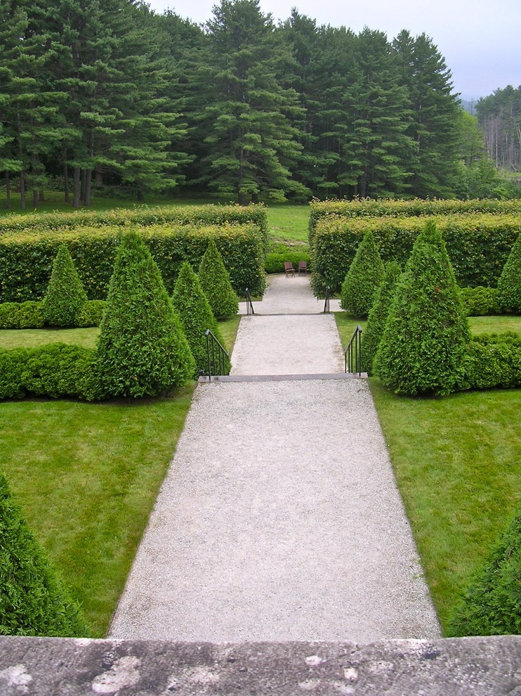 На фото: огромный регулярный сад в классическом стиле