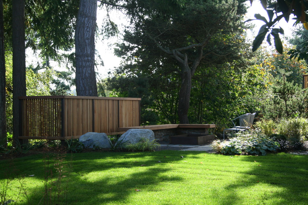 This is an example of a contemporary back garden seating in Seattle.