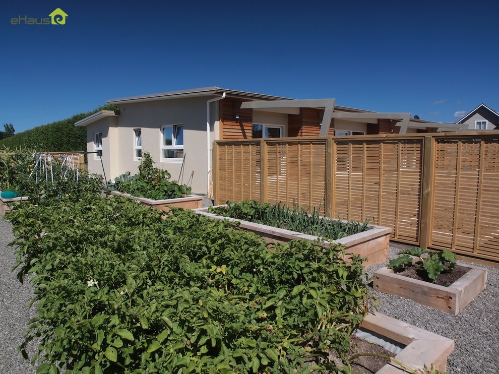 Ispirazione per un giardino design esposto in pieno sole di medie dimensioni e dietro casa con ghiaia