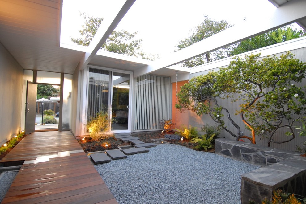 Design ideas for a mid-century modern courtyard landscaping in San Francisco.