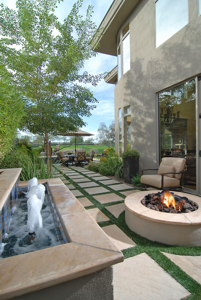 Diseño de jardín de estilo americano de tamaño medio en patio lateral con fuente y entablado