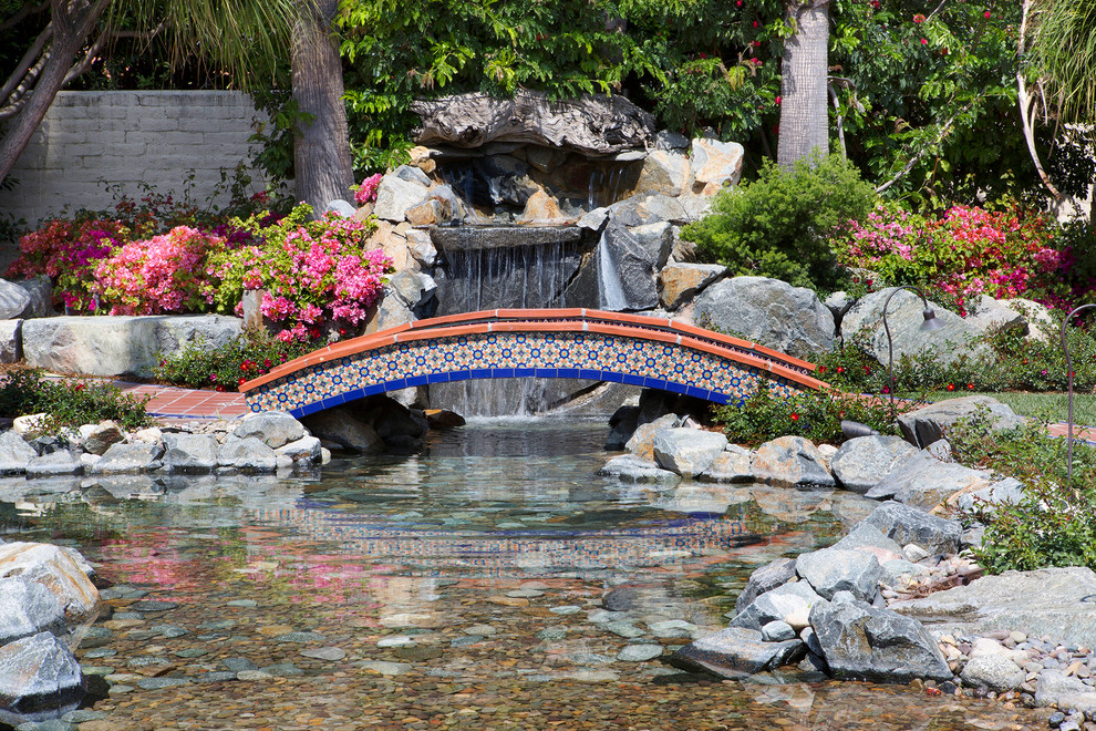 Идея дизайна: весенний садовый фонтан в средиземноморском стиле с покрытием из каменной брусчатки