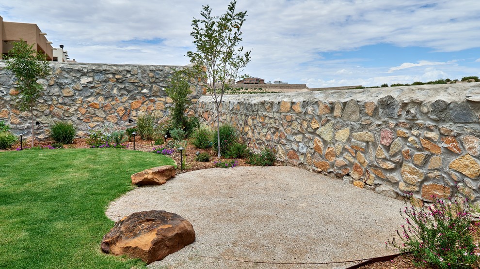 Exempel på en klassisk bakgård som tål torka, med en trädgårdsgång och marksten i betong
