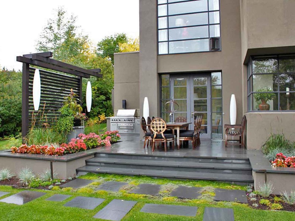Стильный дизайн: солнечный участок и сад на заднем дворе в стиле модернизм с хорошей освещенностью - последний тренд
