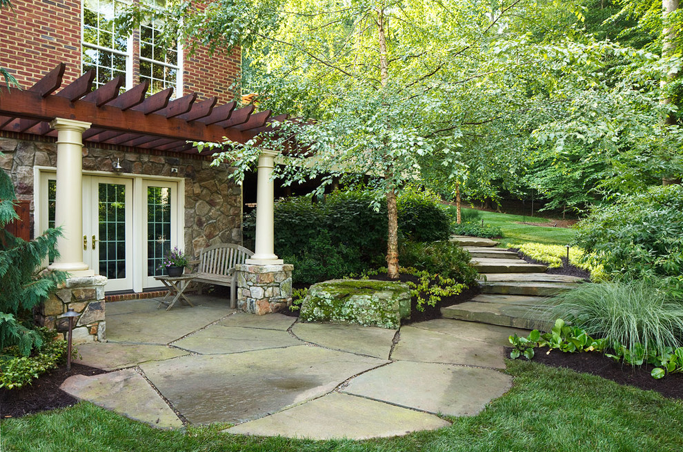 Стильный дизайн: участок и сад среднего размера на заднем дворе в стиле рустика с покрытием из каменной брусчатки - последний тренд