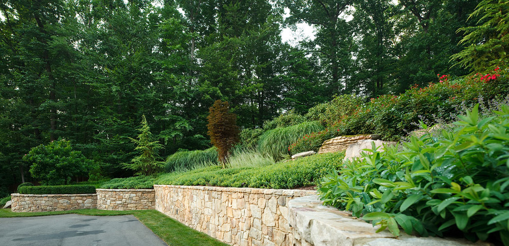 Inspiration pour un jardin arrière chalet de taille moyenne avec des pavés en pierre naturelle.