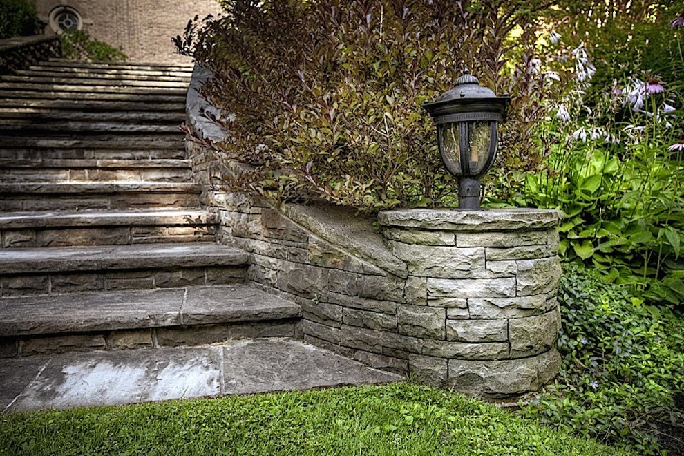 Foto di un grande giardino tradizionale dietro casa con pavimentazioni in pietra naturale