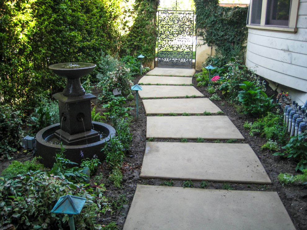 Foto de jardín de secano minimalista pequeño en patio delantero con fuente