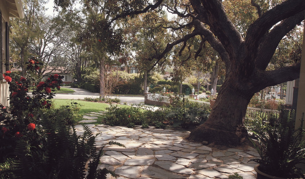 Mittelgroßer, Halbschattiger Klassischer Gartenweg hinter dem Haus mit Natursteinplatten in Los Angeles