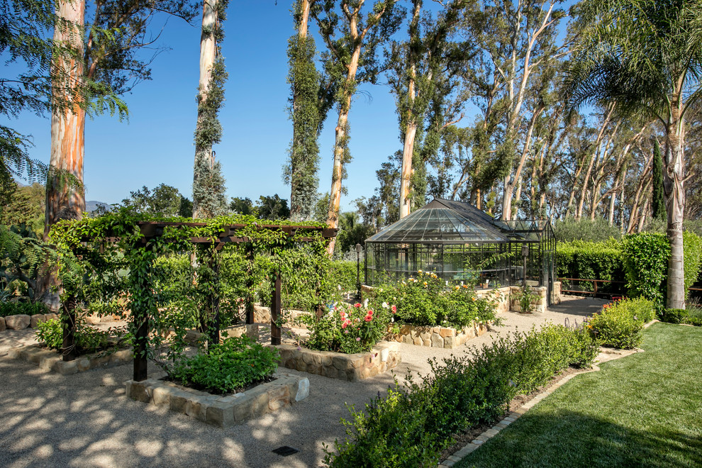 Geometrischer, Großer, Halbschattiger Mediterraner Gemüsegarten neben dem Haus mit Natursteinplatten in Santa Barbara