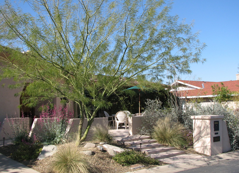 Modelo de jardín de secano de estilo americano de tamaño medio en patio delantero con jardín vertical y mantillo