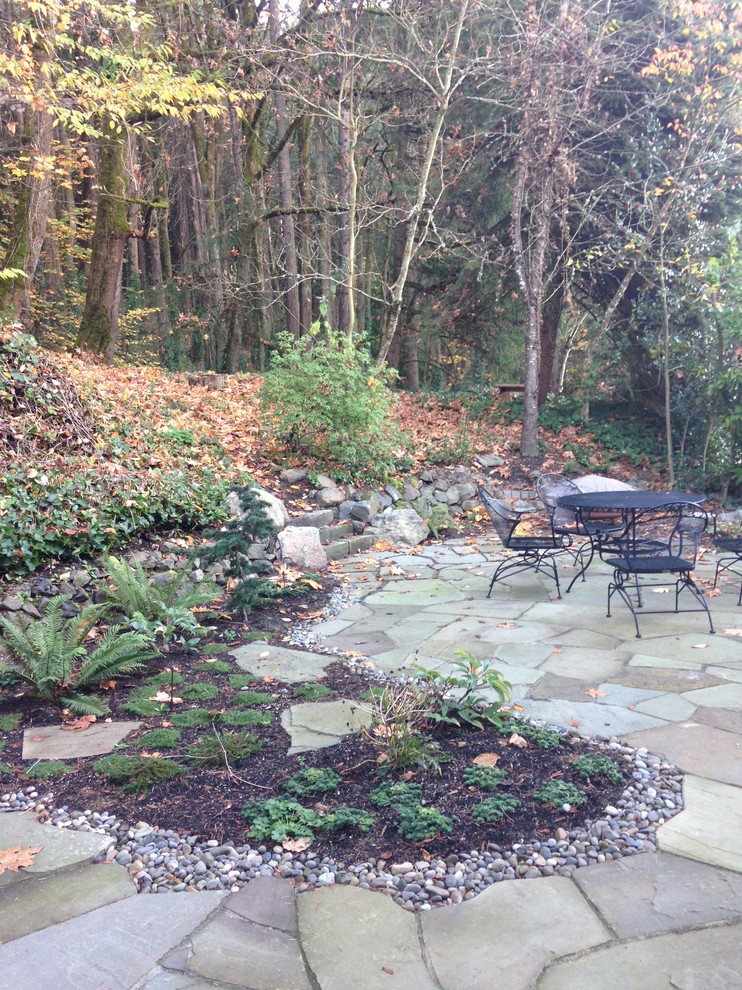 Ispirazione per un giardino american style esposto a mezz'ombra di medie dimensioni e dietro casa in primavera con pavimentazioni in pietra naturale