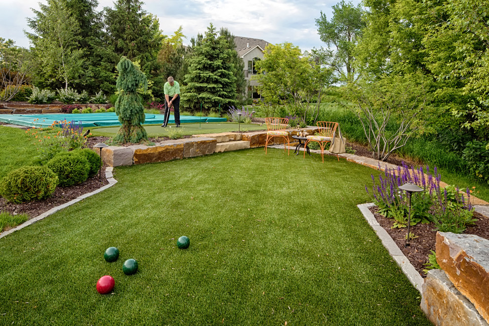 На фото: участок и сад на заднем дворе в классическом стиле с покрытием из каменной брусчатки