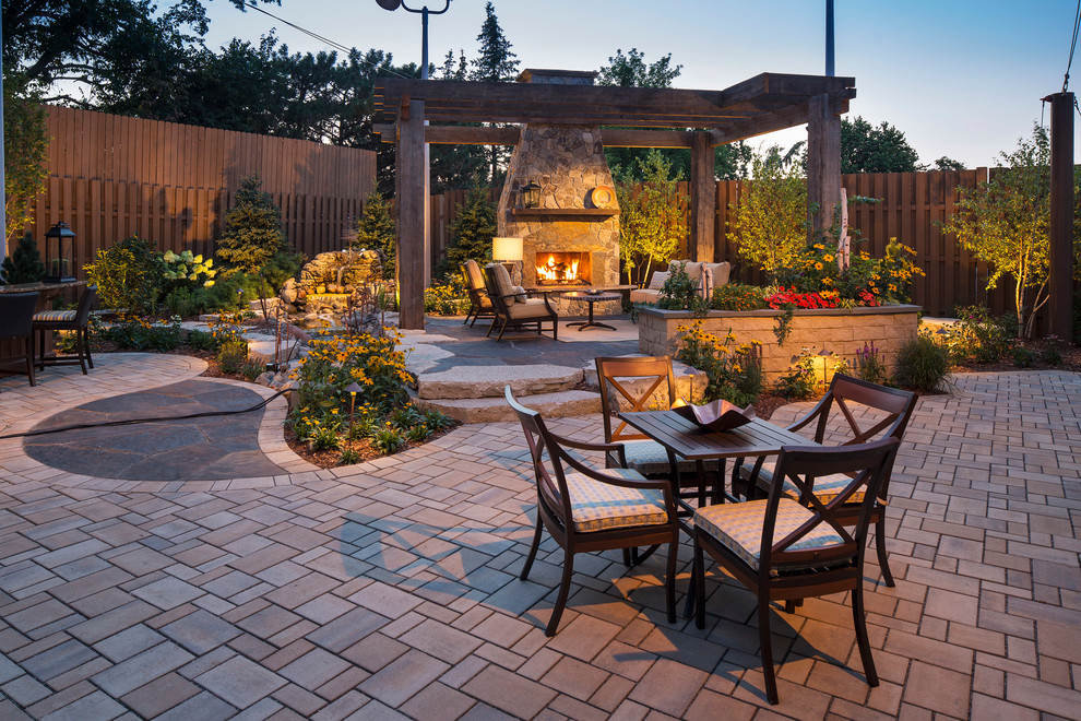 Foto di un grande patio o portico minimal dietro casa con un giardino in vaso e pavimentazioni in pietra naturale