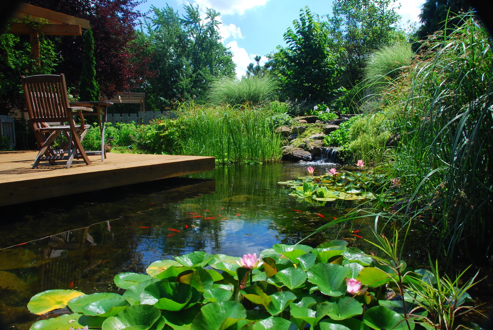 Foto di un giardino minimal esposto a mezz'ombra di medie dimensioni e dietro casa in estate con pedane