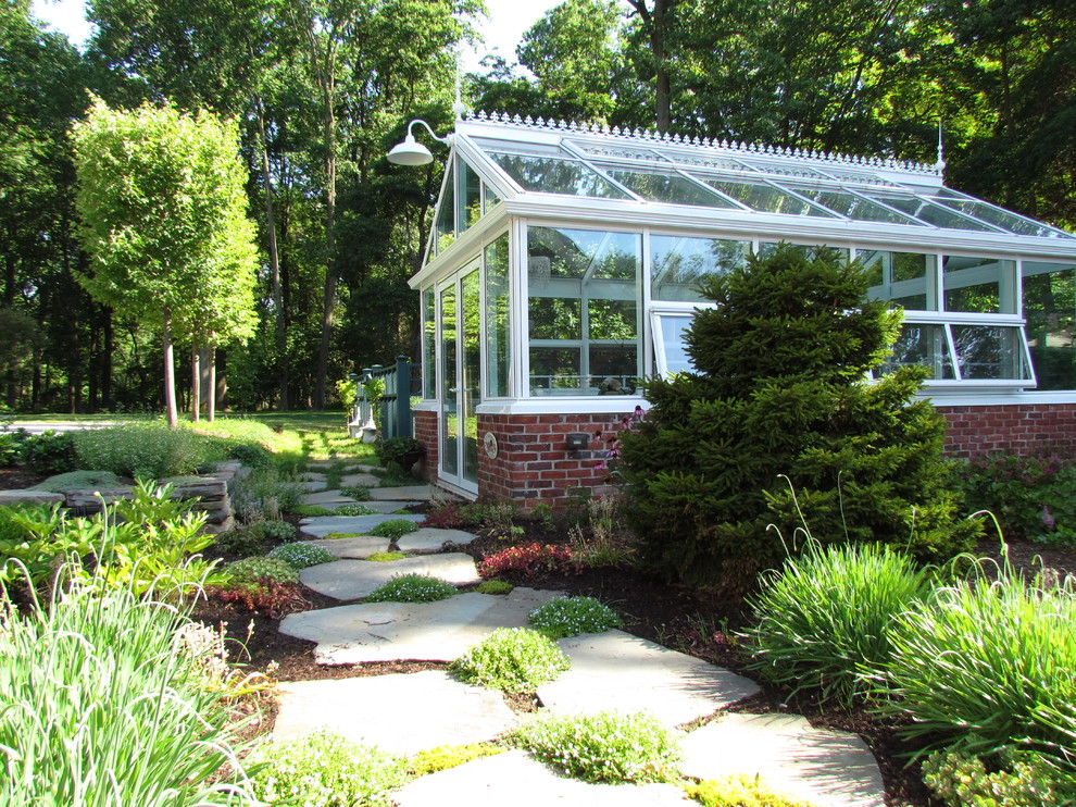 Идея дизайна: регулярный сад на заднем дворе в классическом стиле с садовой дорожкой или калиткой и покрытием из каменной брусчатки