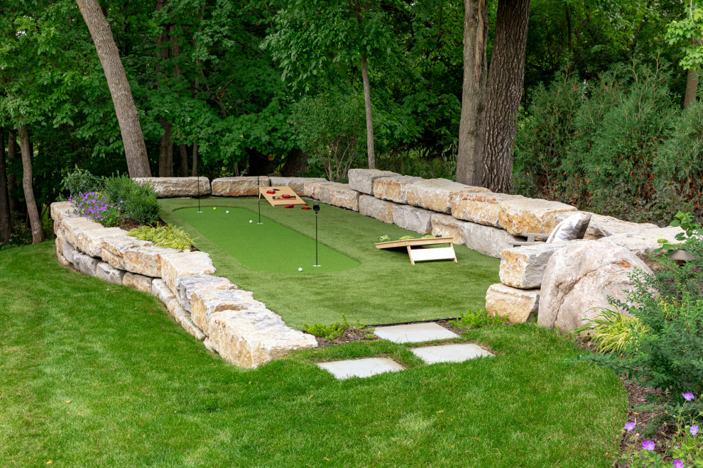 Esempio di un giardino design esposto a mezz'ombra di medie dimensioni e nel cortile laterale in estate con pavimentazioni in pietra naturale