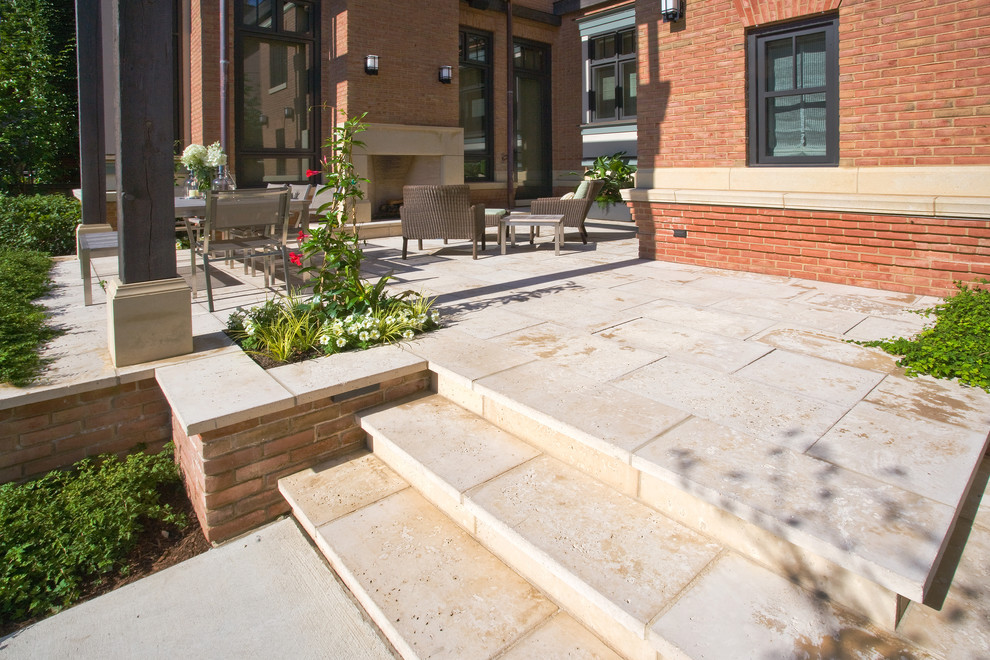 На фото: маленький участок и сад на внутреннем дворе в современном стиле с покрытием из каменной брусчатки для на участке и в саду с