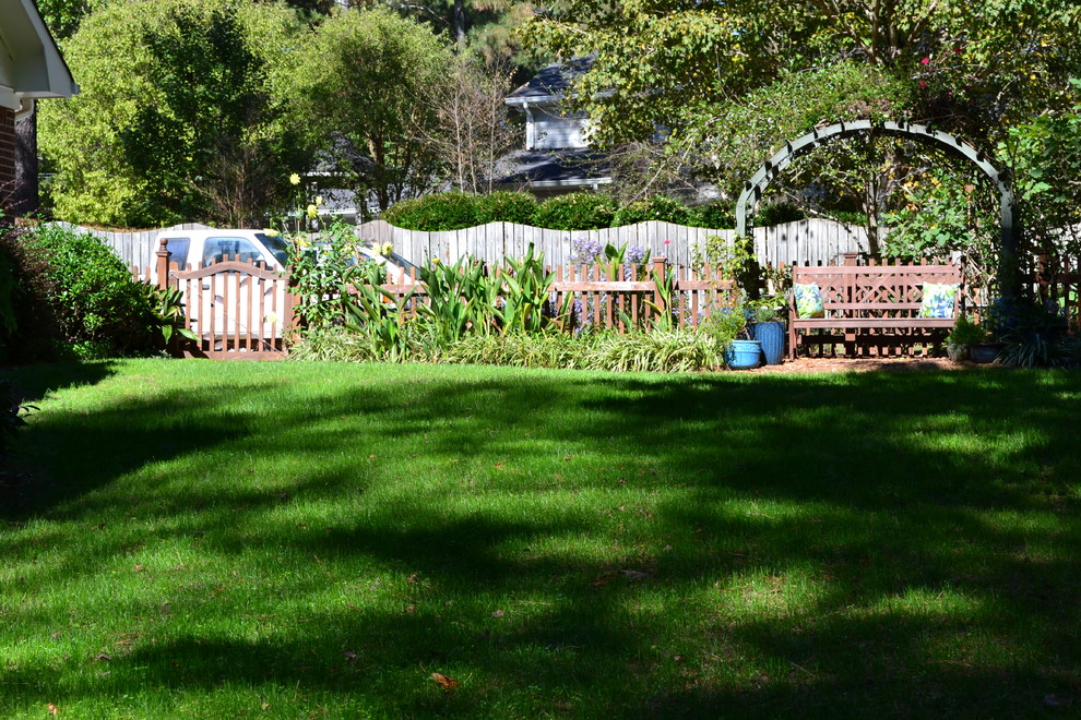 Esempio di un giardino bohémian esposto a mezz'ombra di medie dimensioni e dietro casa