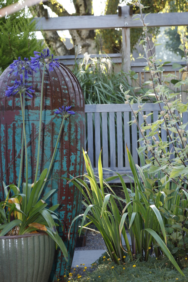 Foto de jardín bohemio en patio con jardín de macetas y gravilla