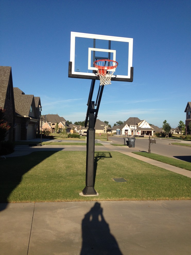Inspiration for a large traditional front yard outdoor sport court in Oklahoma City.