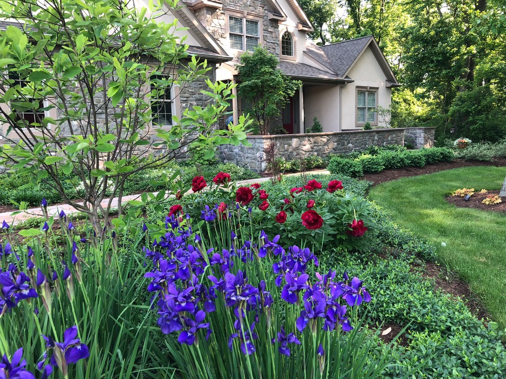 На фото: весенний участок и сад на переднем дворе с