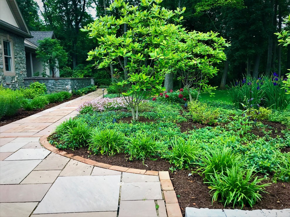 Idées déco pour un grand jardin avant classique avec des pavés en pierre naturelle.
