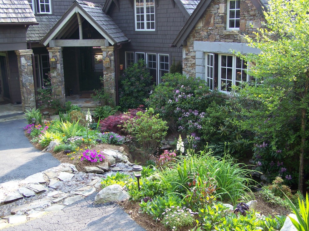 Источник вдохновения для домашнего уюта: летний сад с прудом среднего размера на переднем дворе в классическом стиле с подъездной дорогой, полуденной тенью и покрытием из каменной брусчатки