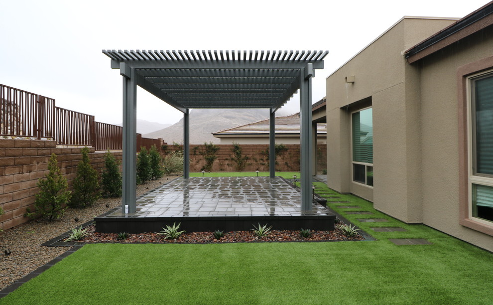 Design ideas for a mid-sized modern drought-tolerant and full sun backyard landscaping in Las Vegas.