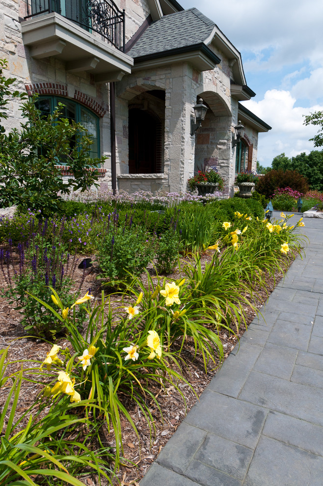 Immagine di un giardino chic esposto in pieno sole di medie dimensioni e davanti casa in estate con un ingresso o sentiero e pavimentazioni in cemento