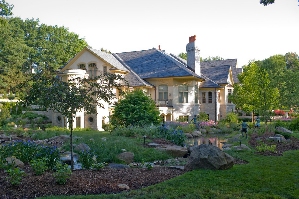Inspiration för en vintage formell trädgård framför huset, med en damm
