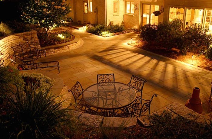 Immagine di un giardino tradizionale esposto a mezz'ombra di medie dimensioni e dietro casa in estate con pavimentazioni in mattoni