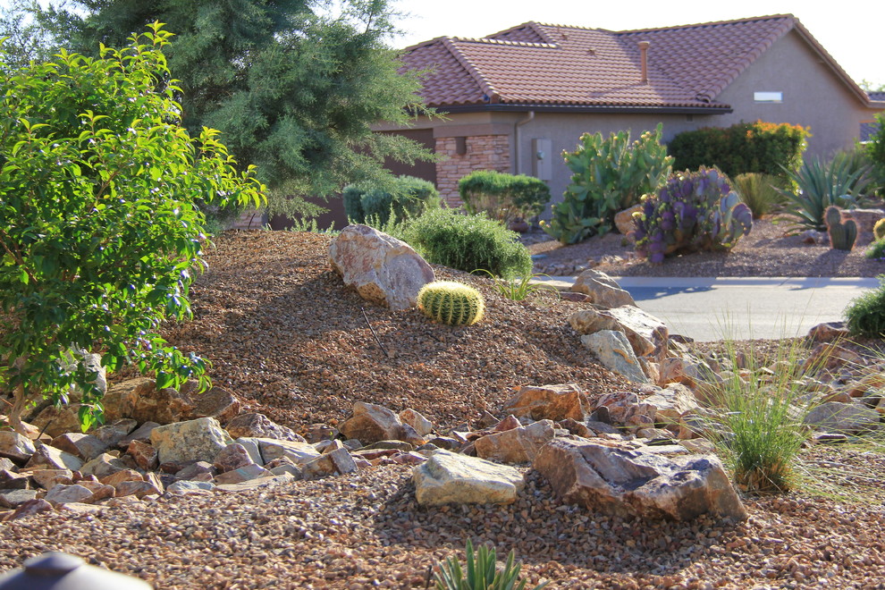Стильный дизайн: солнечный, летний засухоустойчивый сад среднего размера на переднем дворе в стиле фьюжн с хорошей освещенностью и покрытием из гравия - последний тренд