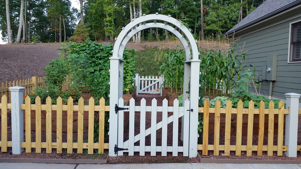 Immagine di un giardino american style esposto in pieno sole di medie dimensioni e dietro casa con pedane