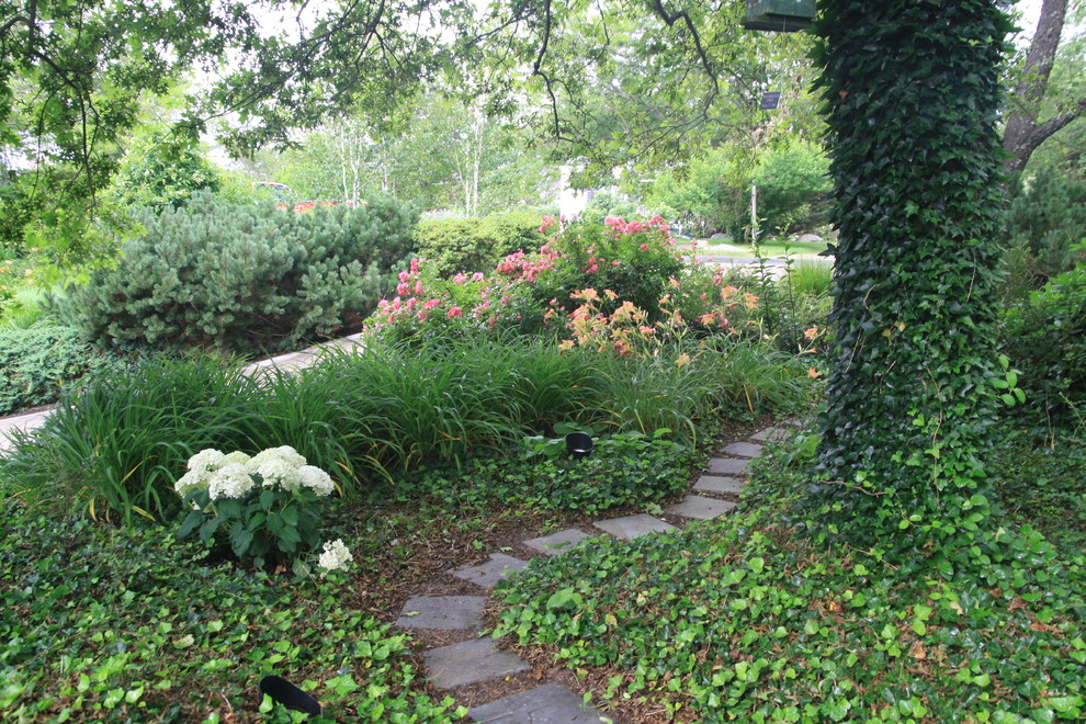 Esempio di un giardino tradizionale in ombra nel cortile laterale in estate con un ingresso o sentiero e pavimentazioni in pietra naturale