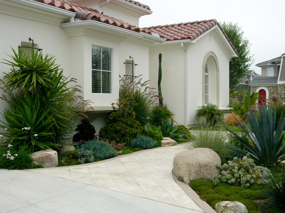 Ispirazione per un giardino mediterraneo esposto in pieno sole davanti casa con un ingresso o sentiero e pavimentazioni in cemento