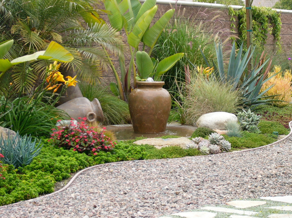 Mediterraner Kiesgarten hinter dem Haus mit Wasserspiel und direkter Sonneneinstrahlung in San Diego