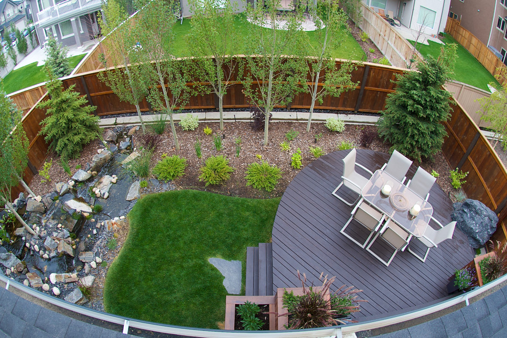 Стильный дизайн: участок и сад среднего размера на заднем дворе в классическом стиле - последний тренд