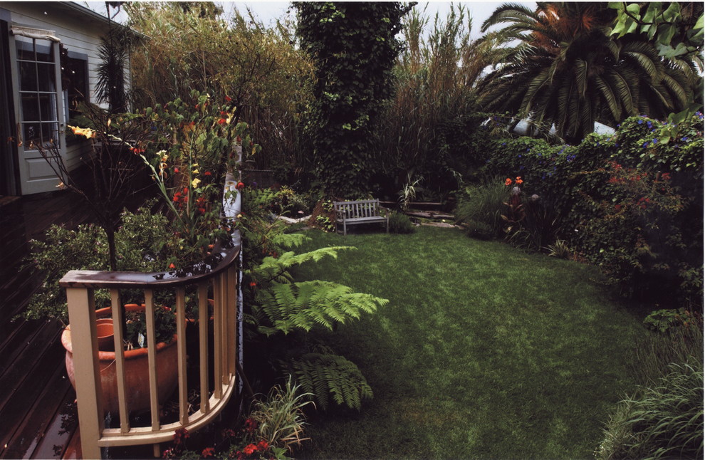 Immagine di un giardino tradizionale esposto a mezz'ombra di medie dimensioni e dietro casa con pacciame