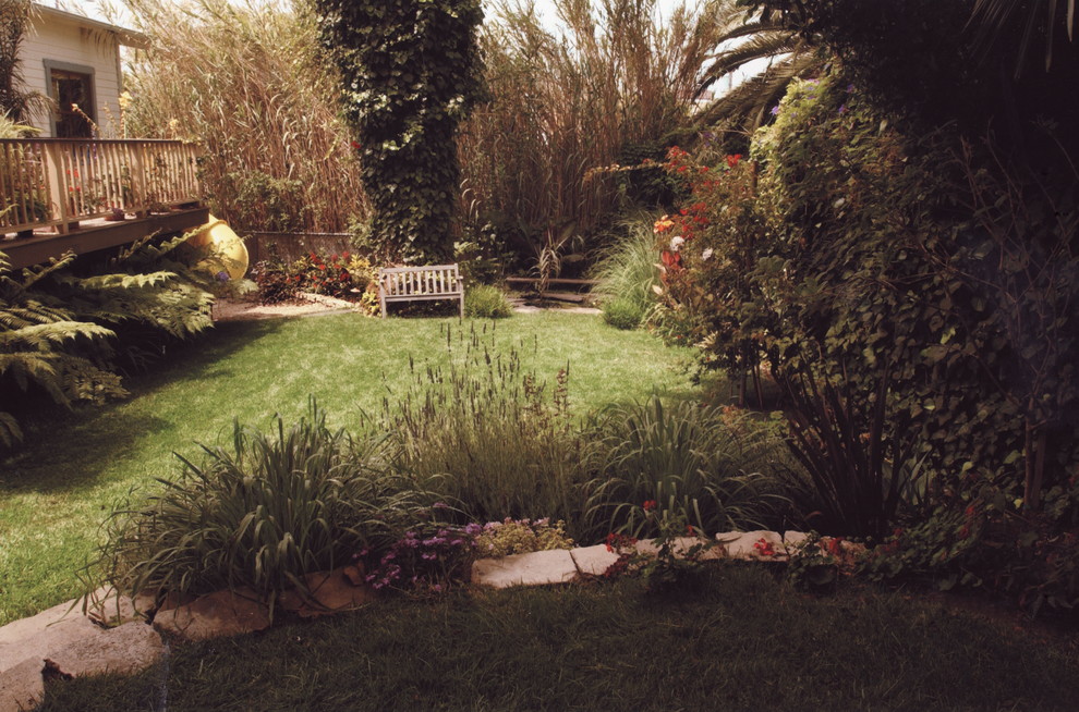 Design ideas for a mid-sized traditional partial sun backyard mulch landscaping in Los Angeles.