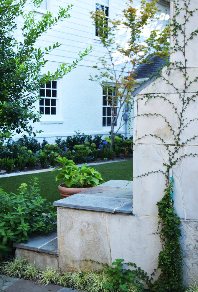 На фото: участок и сад среднего размера на заднем дворе в классическом стиле с подъездной дорогой, садовой дорожкой или калиткой и покрытием из каменной брусчатки