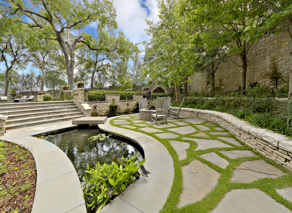 Klassischer Garten mit Wasserspiel in Dallas