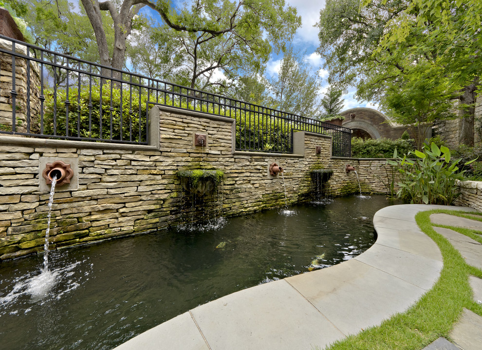 Classic garden in Dallas with a water feature.