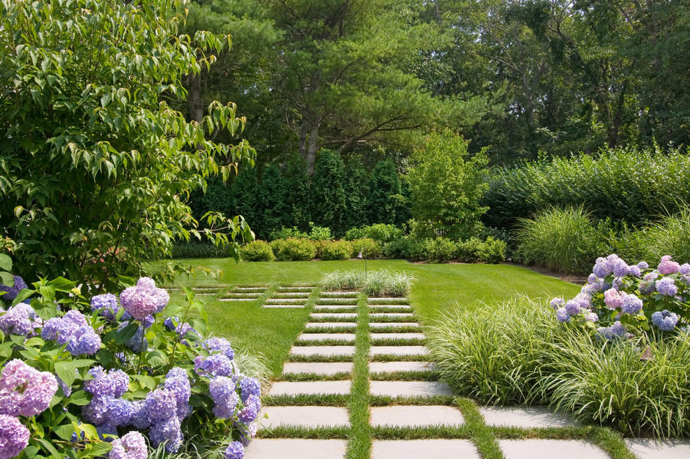 На фото: участок и сад на заднем дворе в классическом стиле с мощением тротуарной плиткой с