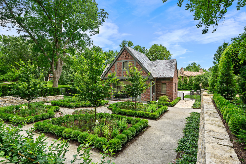 Immagine di un giardino formale classico esposto in pieno sole di medie dimensioni e dietro casa in estate con un ingresso o sentiero e pavimentazioni in pietra naturale