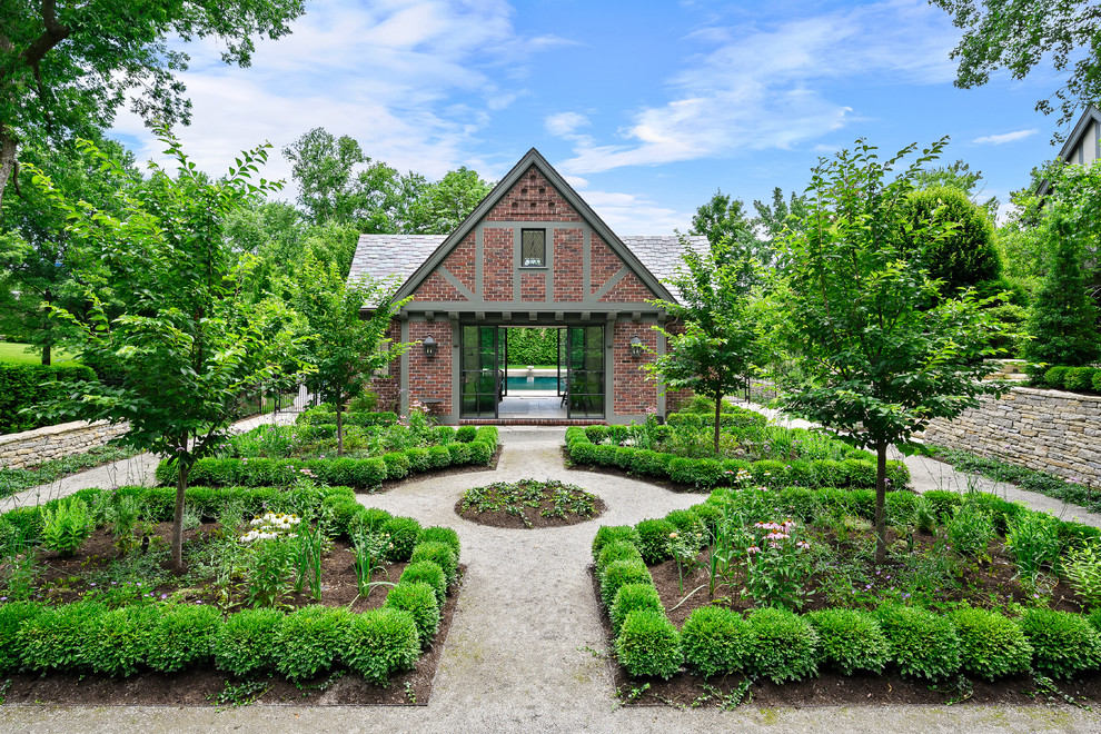 Источник вдохновения для домашнего уюта: солнечный, летний регулярный сад среднего размера на заднем дворе в классическом стиле с садовой дорожкой или калиткой и хорошей освещенностью