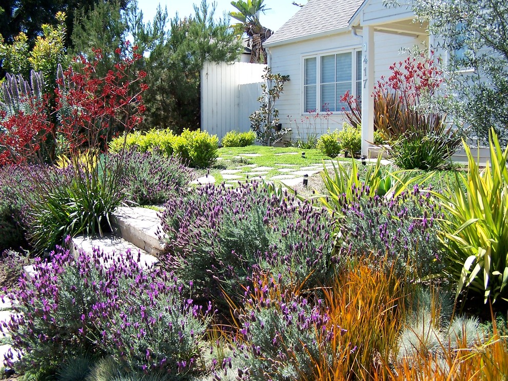 Идея дизайна: солнечный, весенний регулярный сад среднего размера на переднем дворе в классическом стиле с садовой дорожкой или калиткой, хорошей освещенностью и мощением тротуарной плиткой