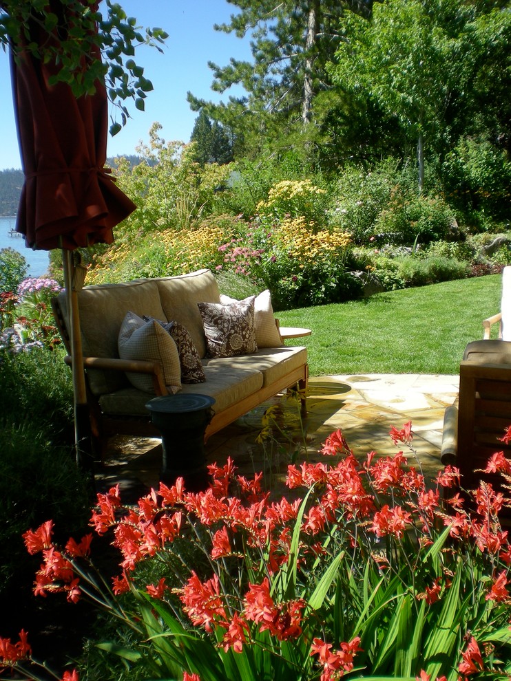 Cette photo montre un petit jardin à la française arrière éclectique l'automne avec une exposition ensoleillée et des pavés en pierre naturelle.