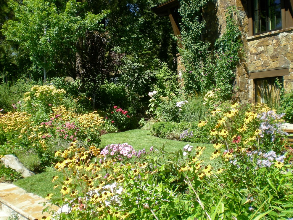 Idéer för mellanstora eklektiska trädgårdar i full sol på sommaren, med en trädgårdsgång och naturstensplattor