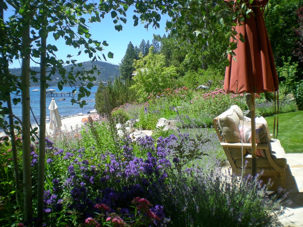 Diseño de jardín ecléctico pequeño en verano en patio trasero con jardín francés y adoquines de piedra natural